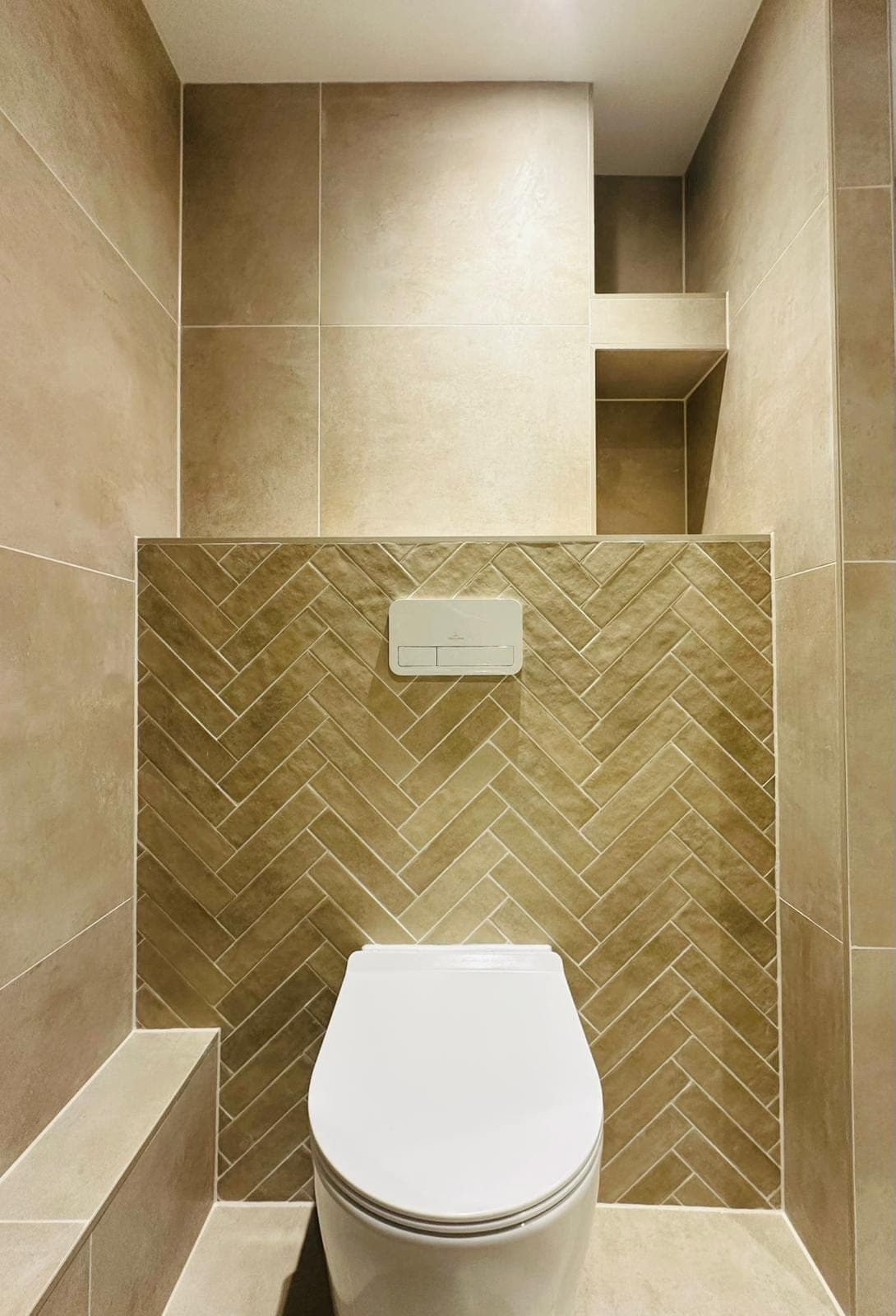 Toiletruimte met houtlook visgraat tegels, gerenoveerd door SaniTech